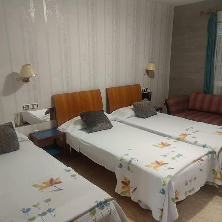 Hostal Burbia Вилафранка дел Биерсо Екстериор снимка