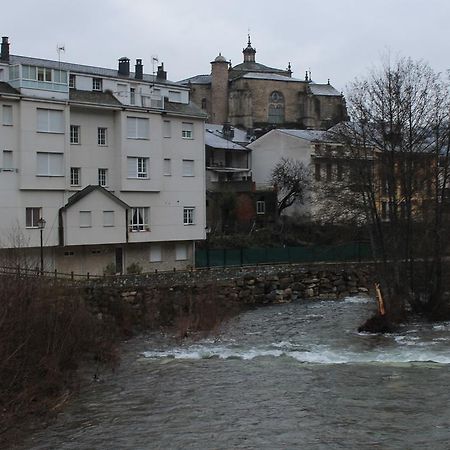 Hostal Burbia Вилафранка дел Биерсо Екстериор снимка