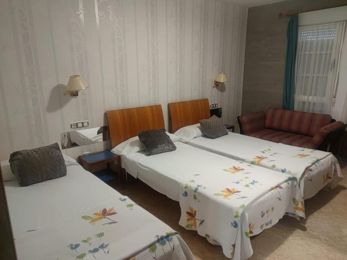 Hostal Burbia Вилафранка дел Биерсо Екстериор снимка