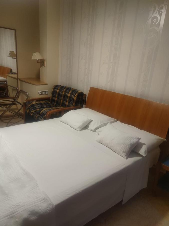 Hostal Burbia Вилафранка дел Биерсо Екстериор снимка
