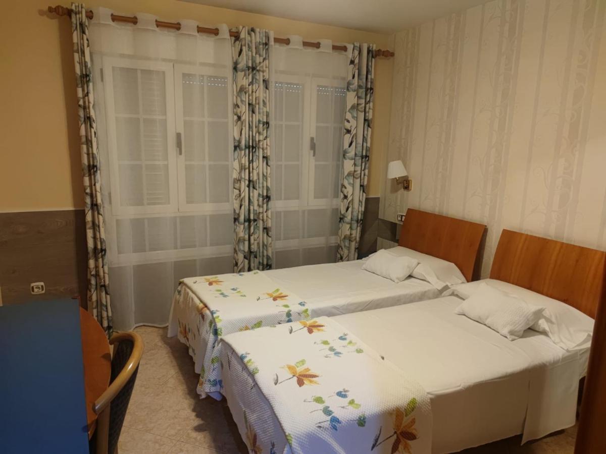 Hostal Burbia Вилафранка дел Биерсо Екстериор снимка